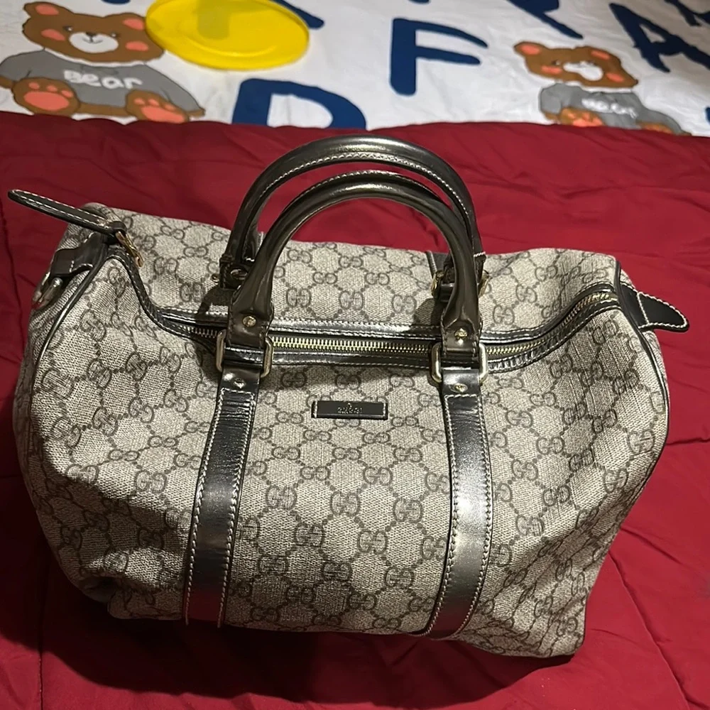 Gucci Gray Travel Bag with Monogram Pattern and Silver Trim - Picture 3 of 3